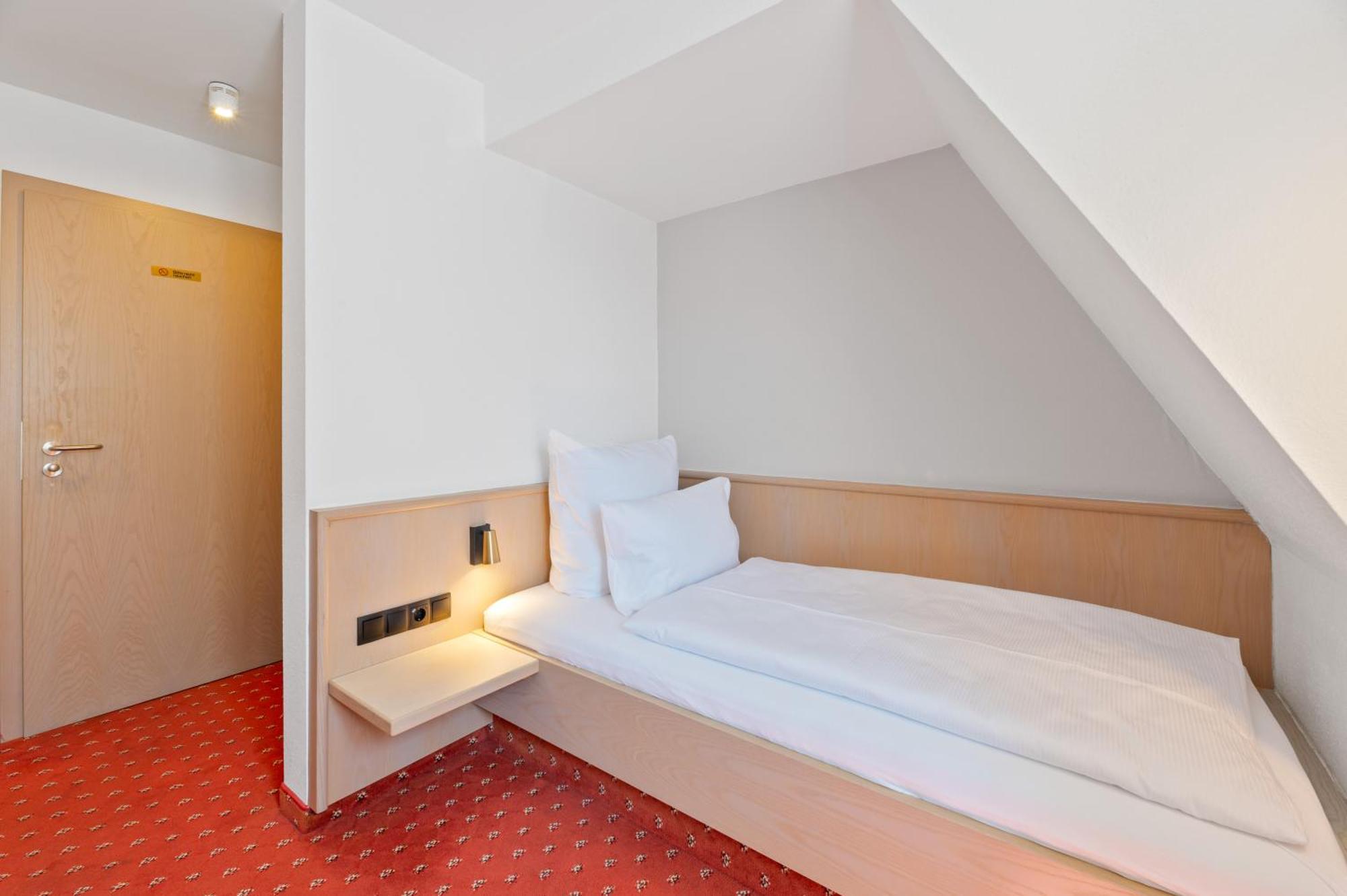 Steiners Hotel Airport-Messe Штутгарт Экстерьер фото